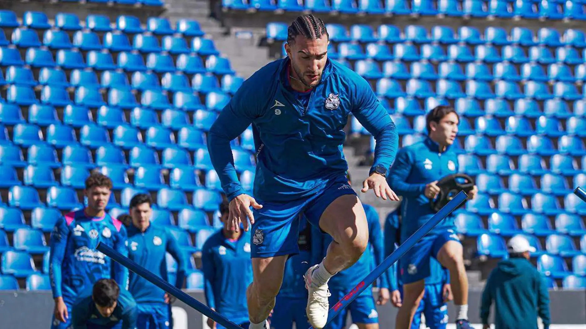 Con las rastas, Lucas Cavallini ya entrena al parejo del plantel